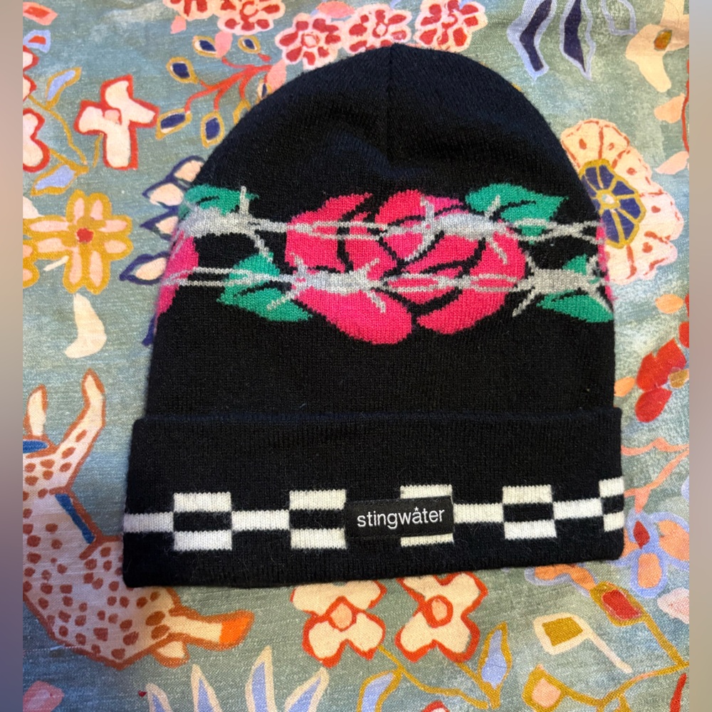 3/$10 🧢 Stingwater Rose & Barbed Wire Knit Beanie – Black